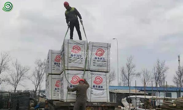 衡水_石家莊工地建筑模板木方到貨卸車(chē)